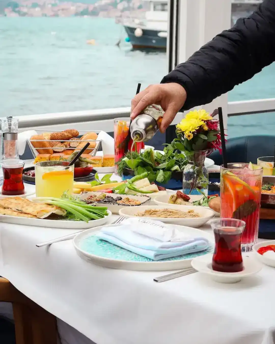 Çiko Balık Beykoz’da boğaz manzarası eşliğinde aile yemeği masası